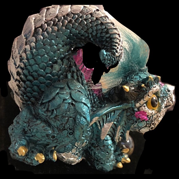 🎉HP🎉Figurine-Dragon holding Crystal Ball - Picture 2 of 4